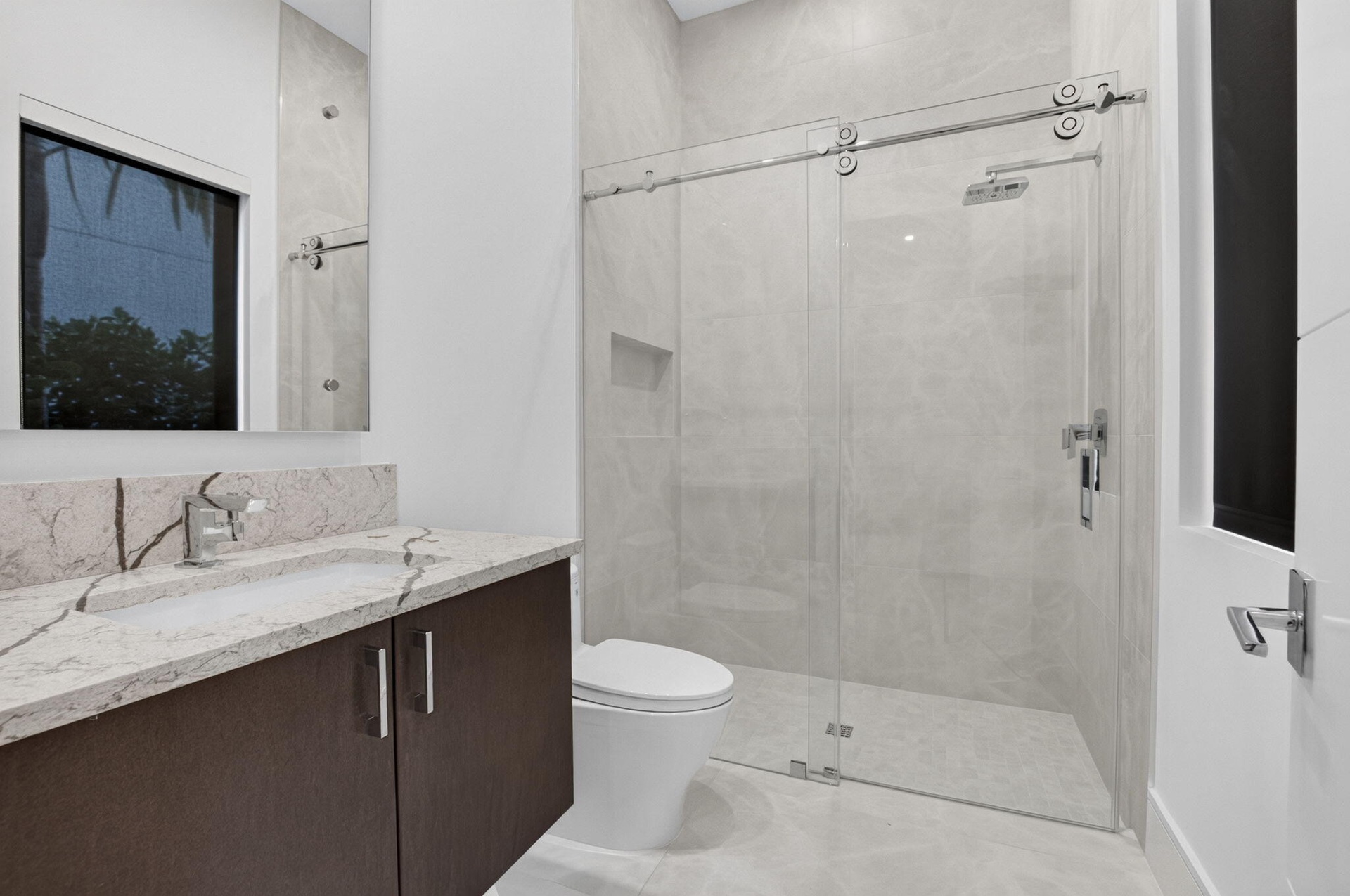 BOASTS WALK IN SHOWER