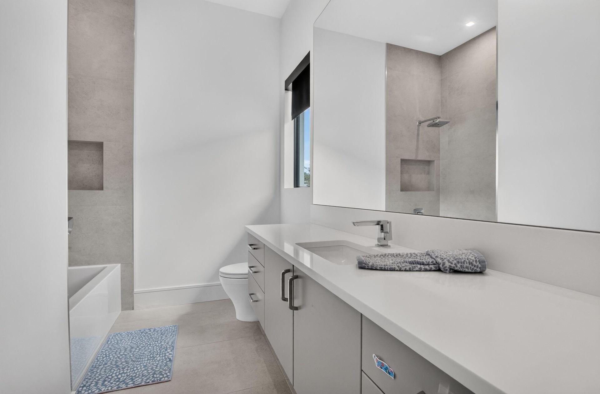 FEATURES TUB