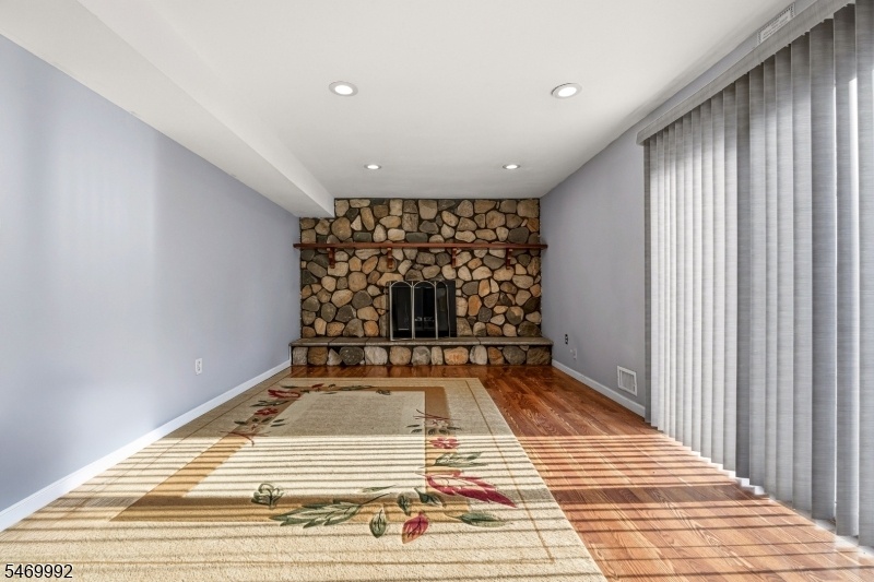 LR with Sliders to Backyard