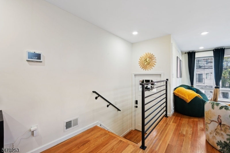 Entrance unit 1