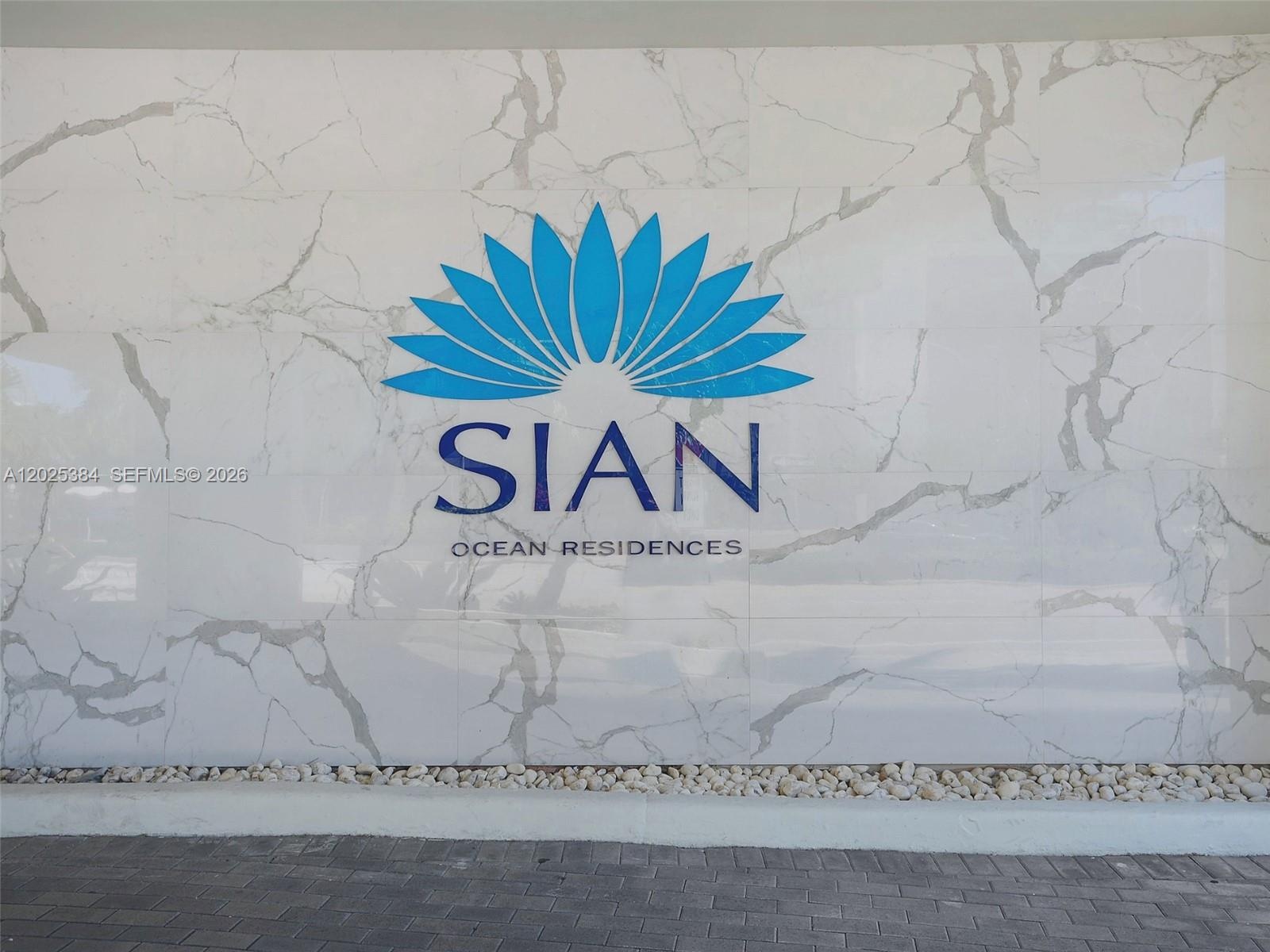 Polished large-format stone wall cladding with high-contrast veining, featuring a decorative building signage element and a base layer of smooth decor