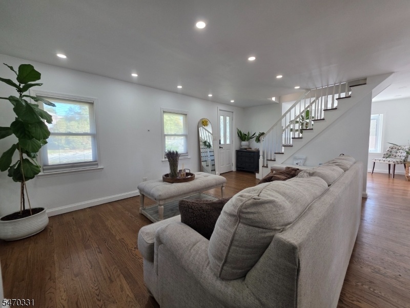 Living room pic 3