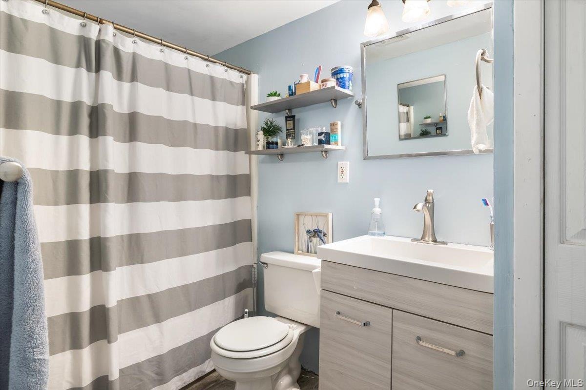 Apartment Full Bath