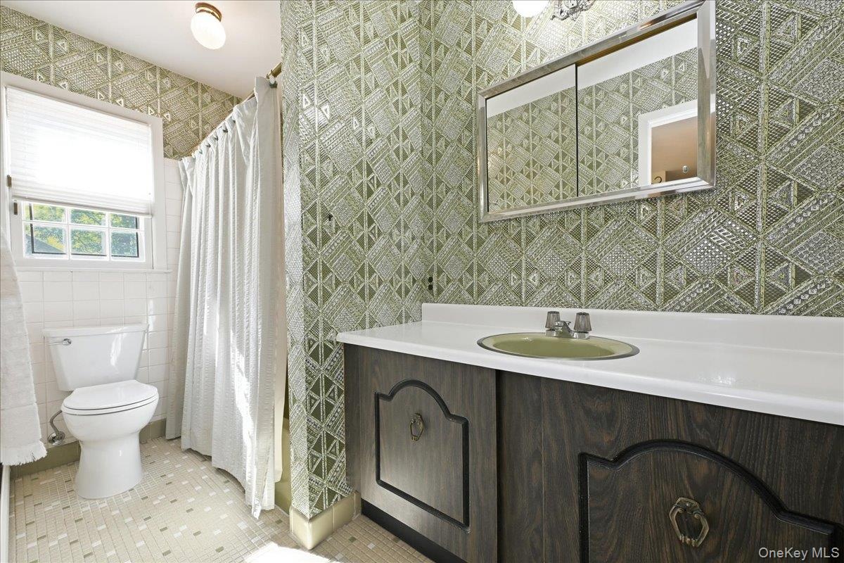 Upstairs hall full bath