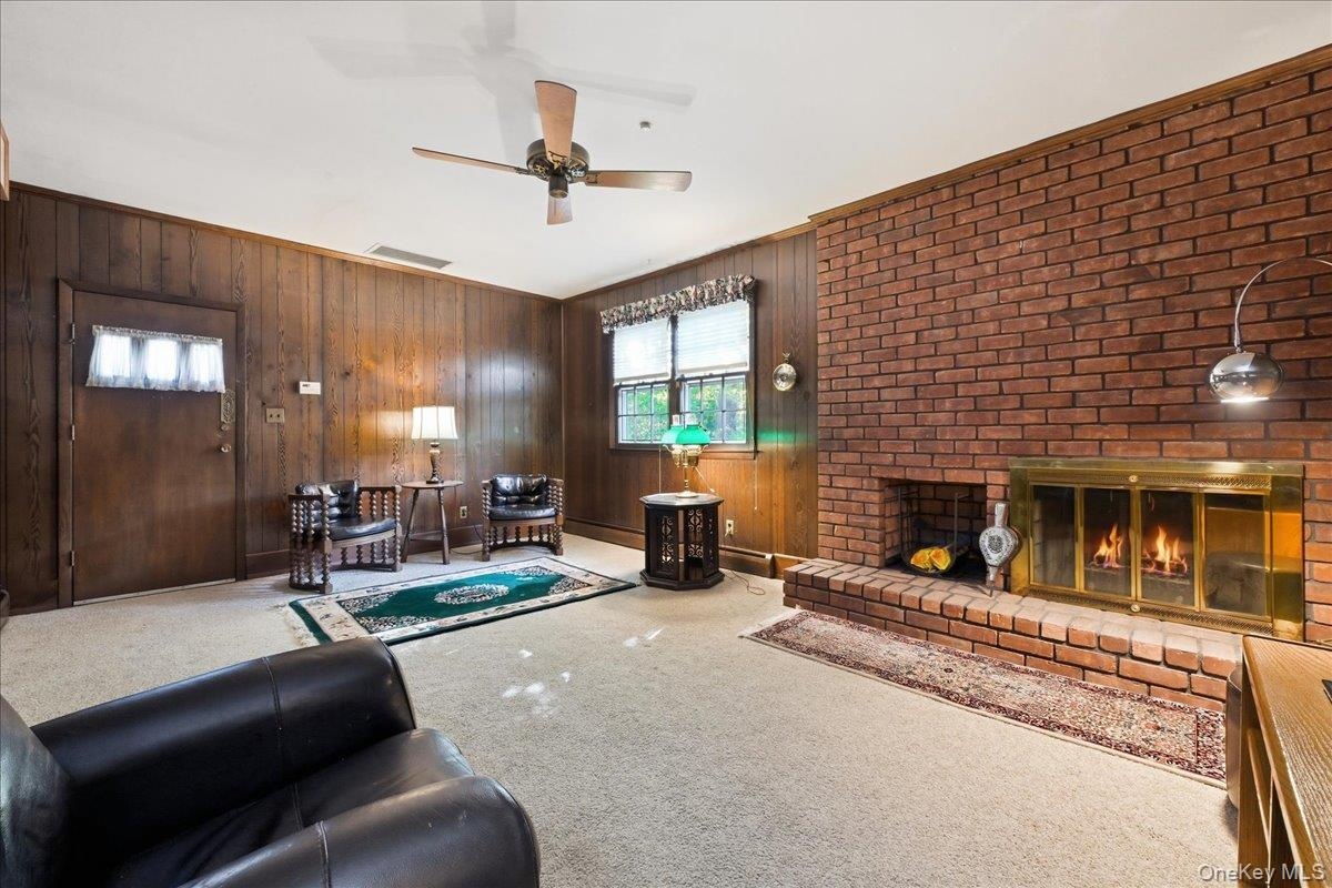 Family room w/fireplace