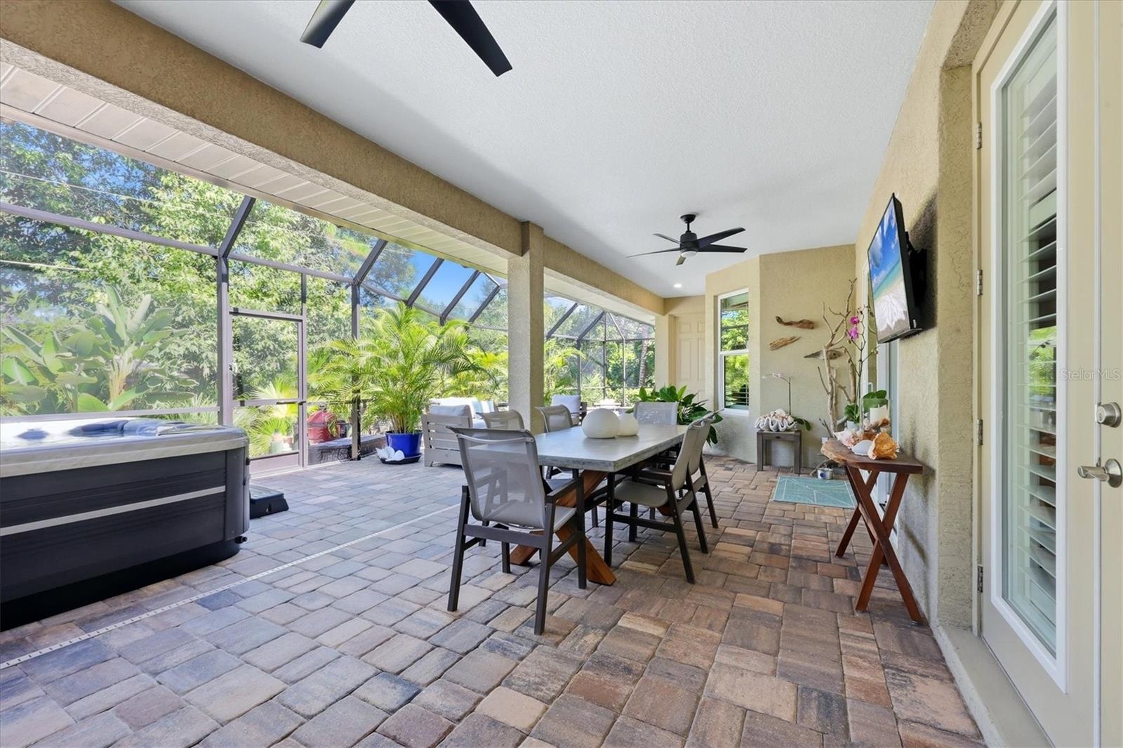 Lanai with Jacuzzi/spa, seating areas and pool