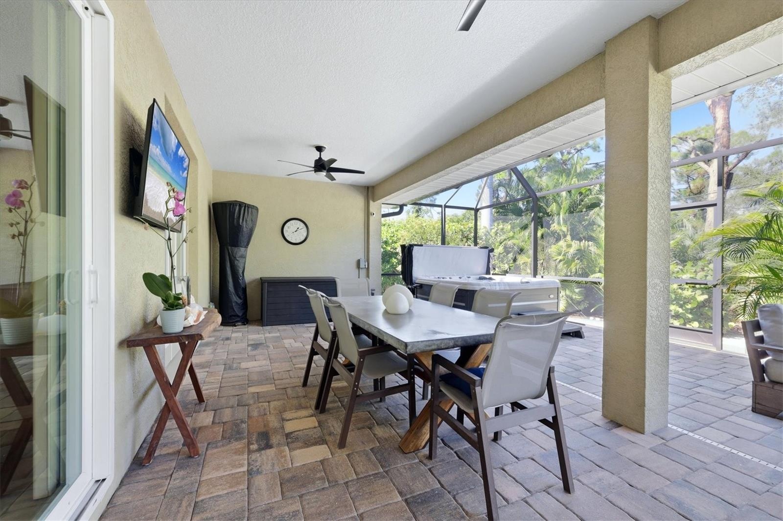 Covered lanai provides plenty of space for al fresco dining