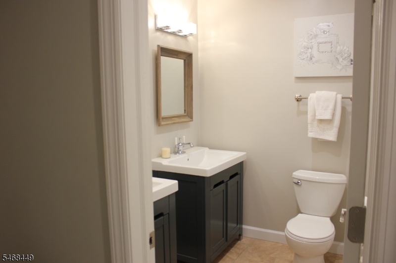 Main Bathroom 2