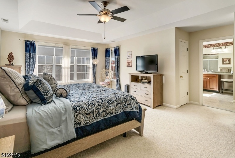 VAULTED CEILING & DUAL CLOSETS