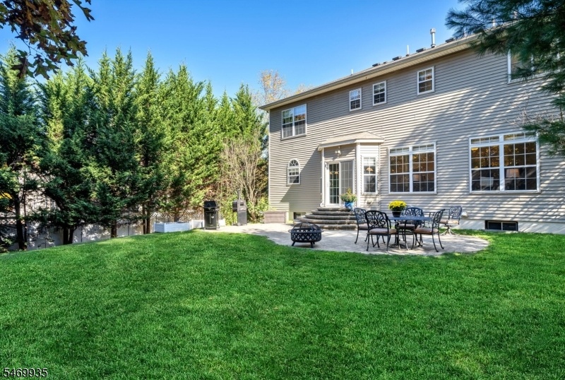 EXPANSIVE LAWN