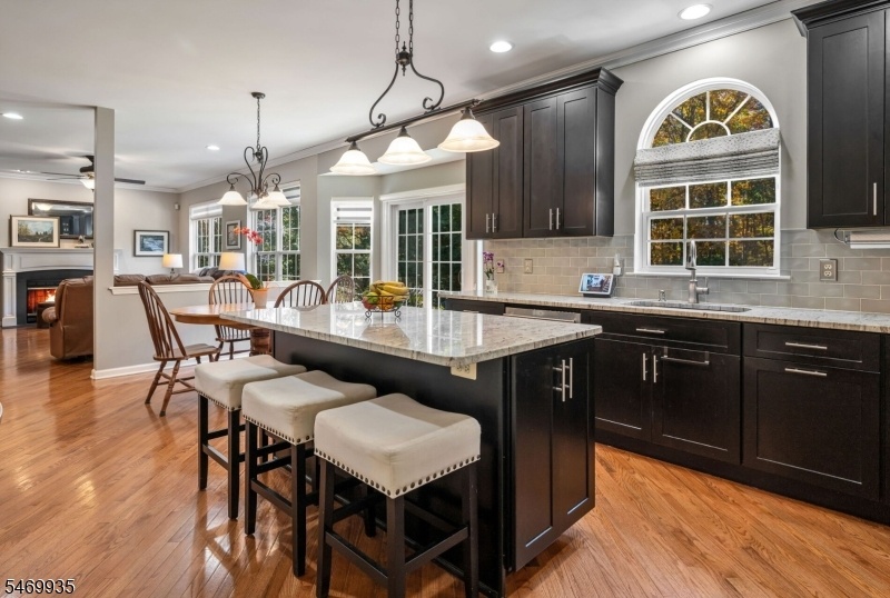 CENTER ISLAND/BREAKFAST BAR