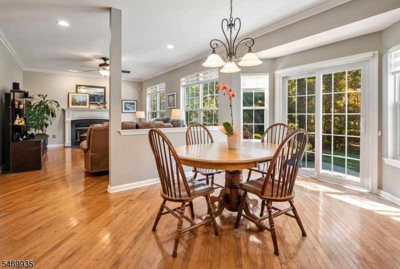 SUNNY BREAKFAST ROOM
