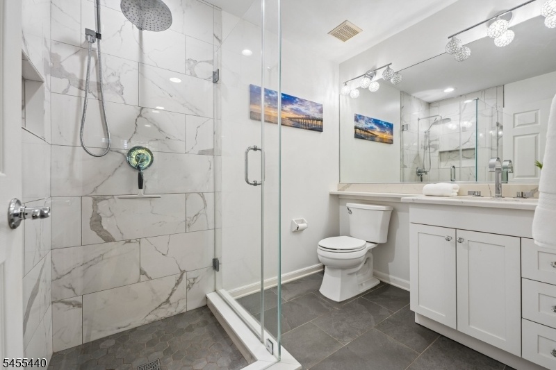 Bedroom 2 Ensuite Bath