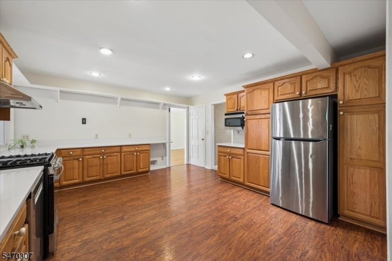 Eat-In-Kitchen