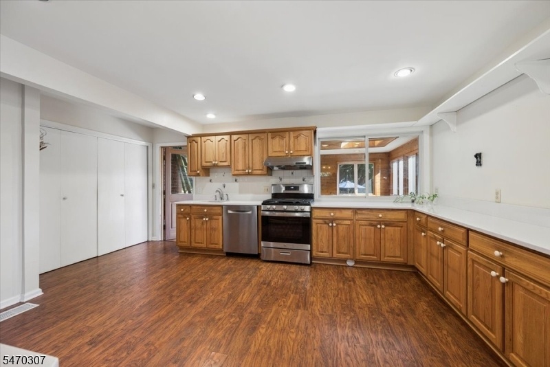 Eat-In-Kitchen