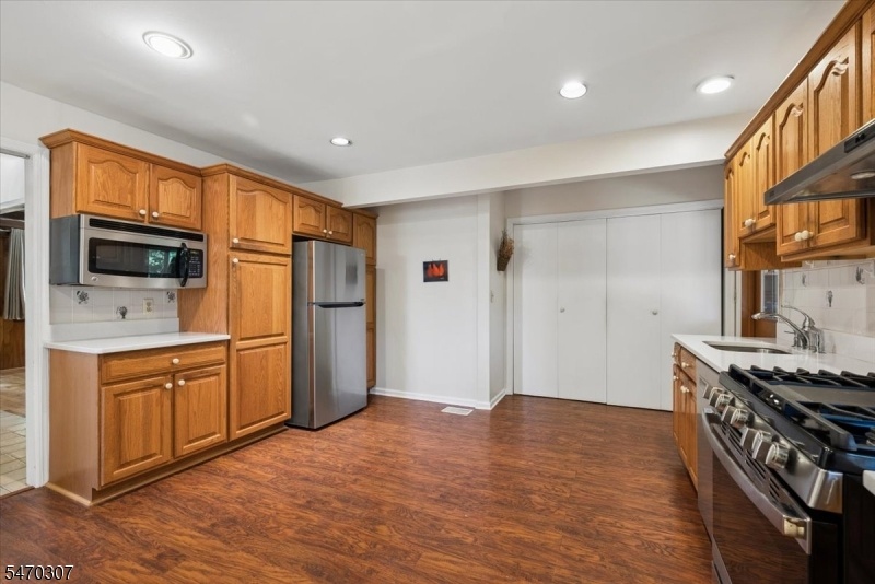 Eat-In-Kitchen