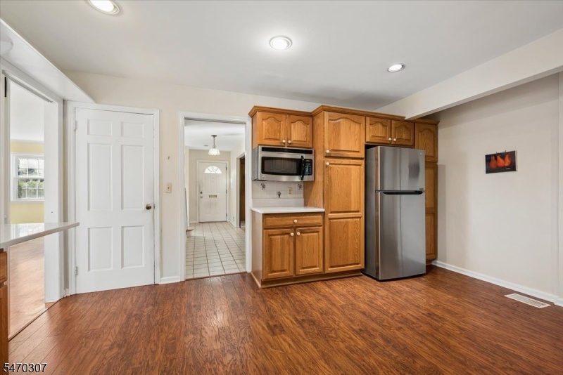 Eat-In-Kitchen