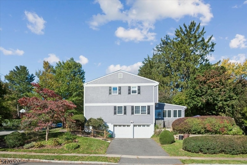 Side View / Garage