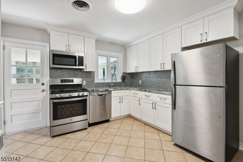 MODERN EAT IN KITCHEN
