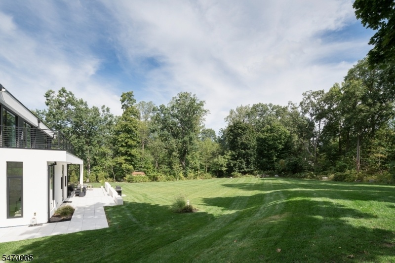 Private Lush Backyard