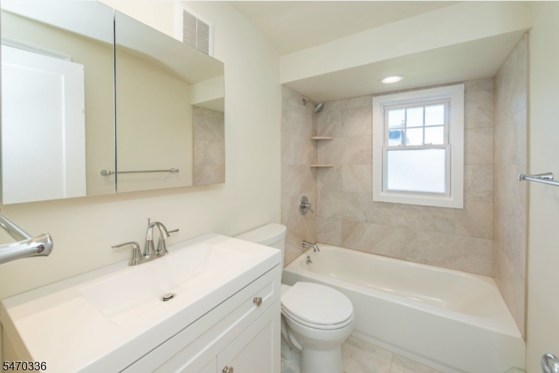 2nd floor Bathroom