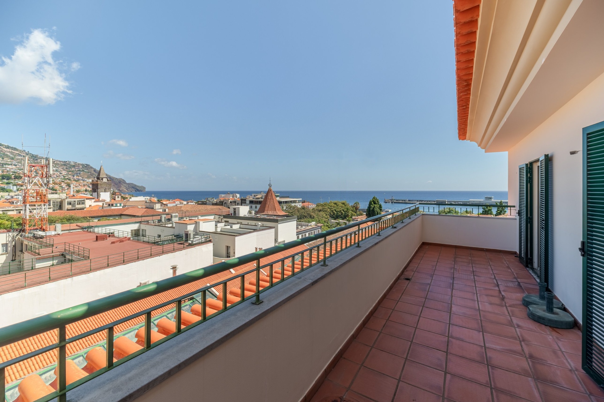 East-facing bedroom's balcony | Varanda a nascente quartos