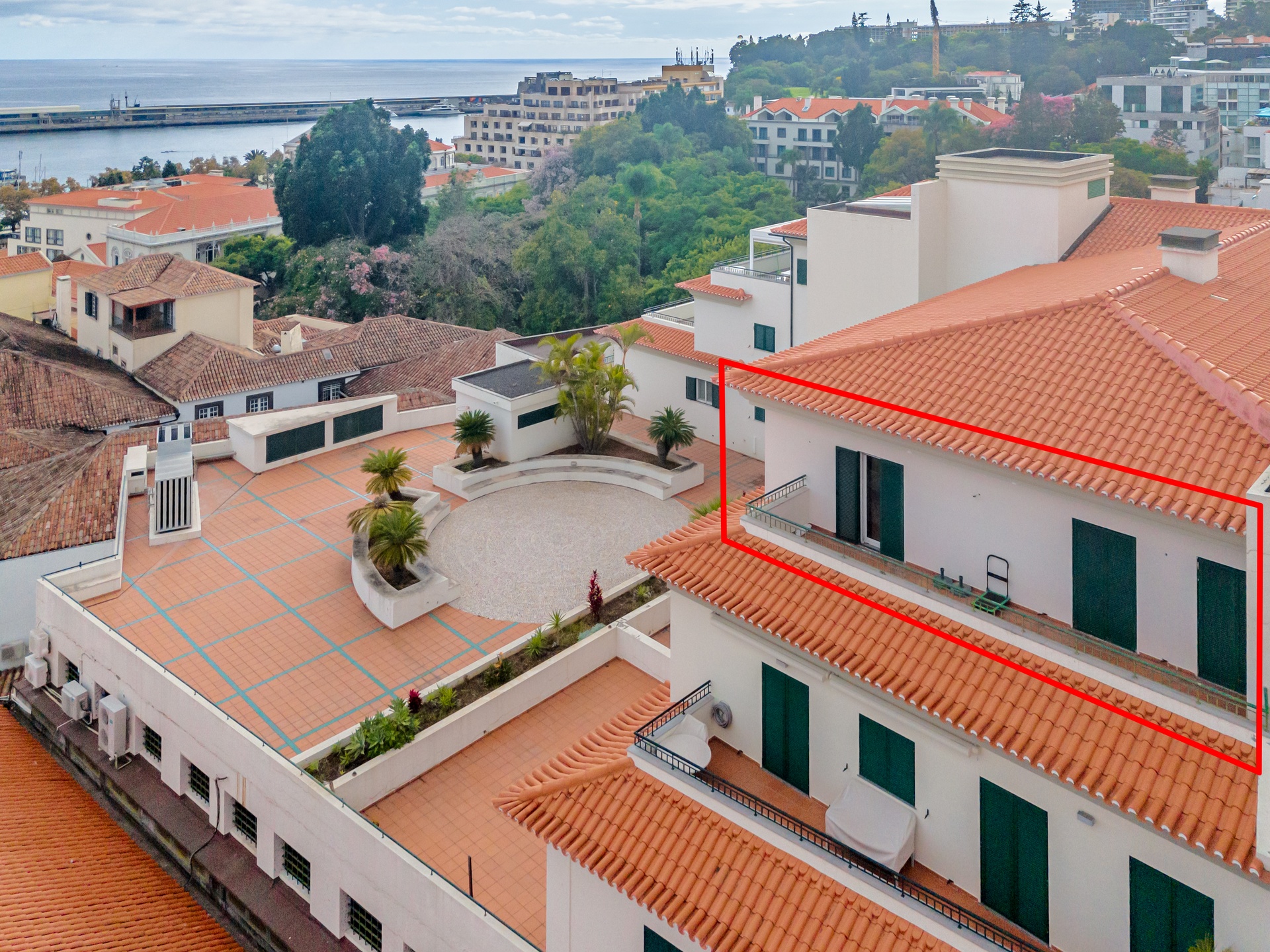 East-facing bedroom's balcony | Varanda a nascente quartos