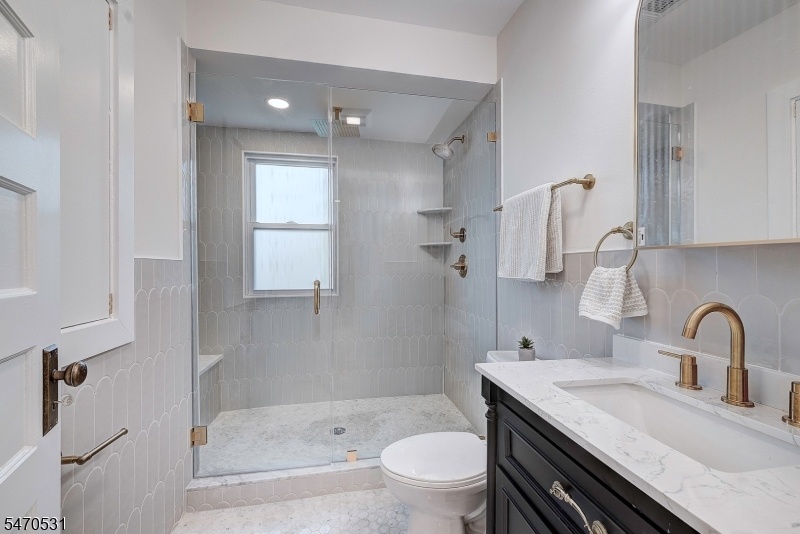 2nd Floor Bathroom