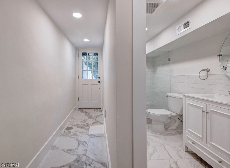 Walk-out basement / Bathroom