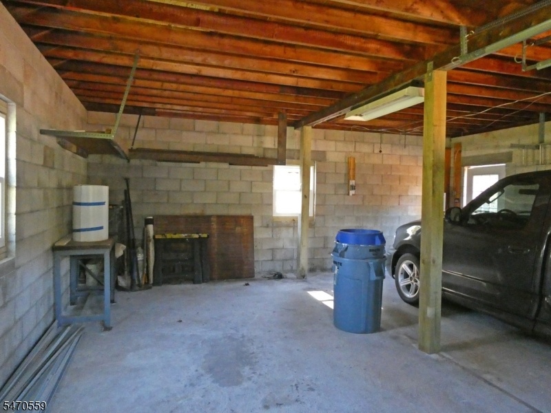 Huge garage w/electric