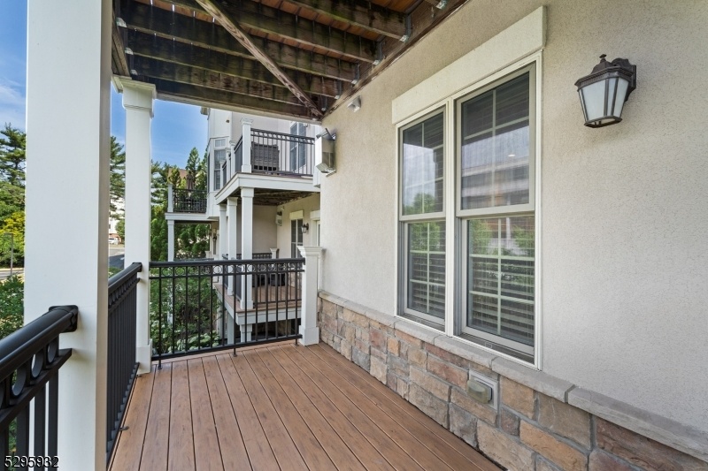 Den Level Deck