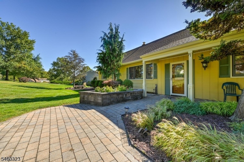 Smooth flowing front walkway