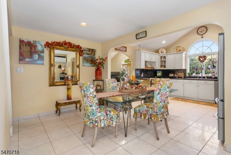 Open Dining to Kitchen