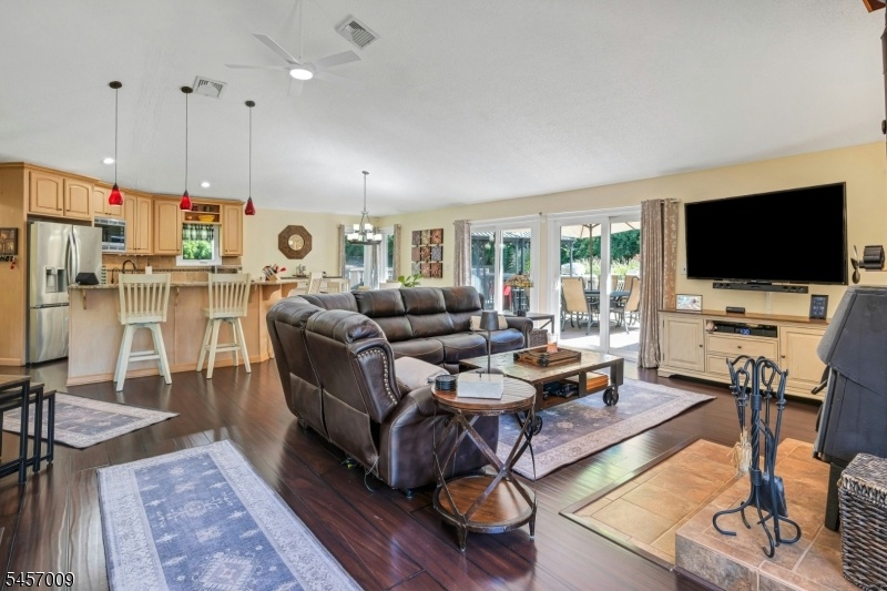 High Ceiling w Open Layout