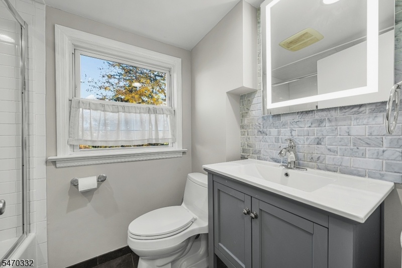 2nd Floor Bathroom, 1 of 2