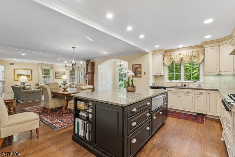 Eat-in Kitchen