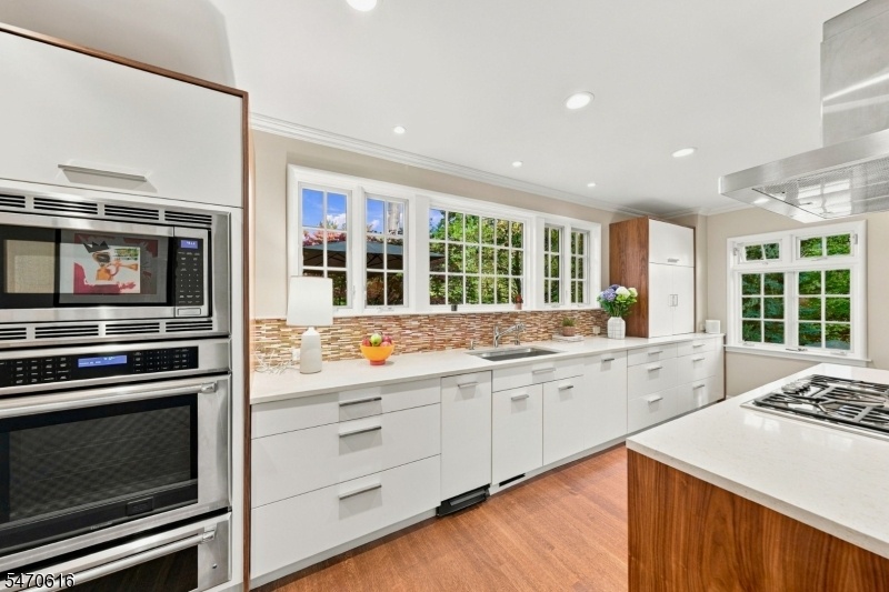 Gourmet Eat-In Kitchen