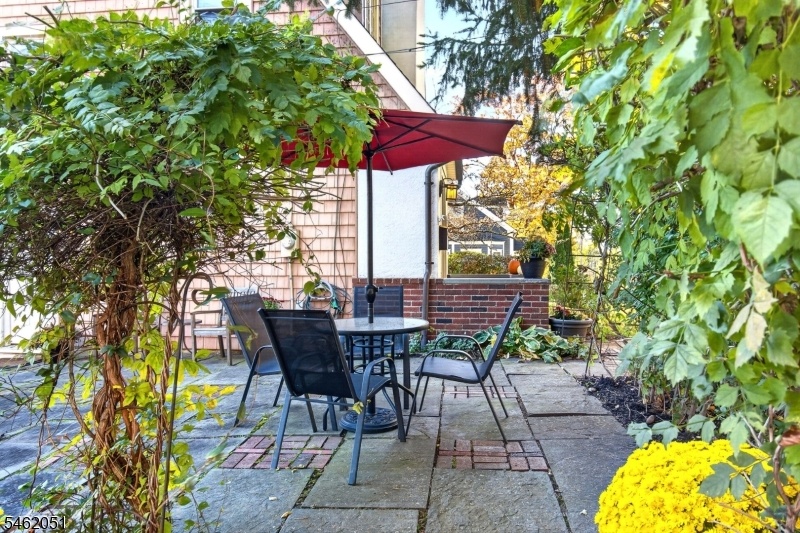 Patio w bluestone