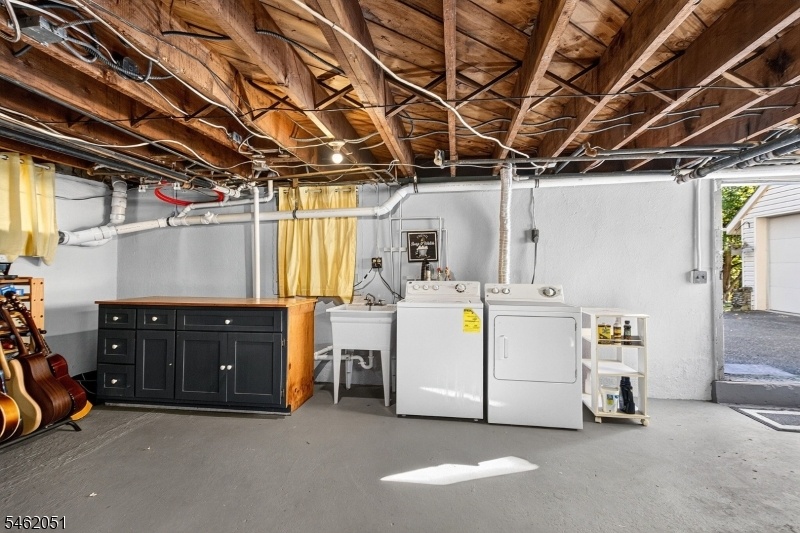 Basement w walkout to driveway