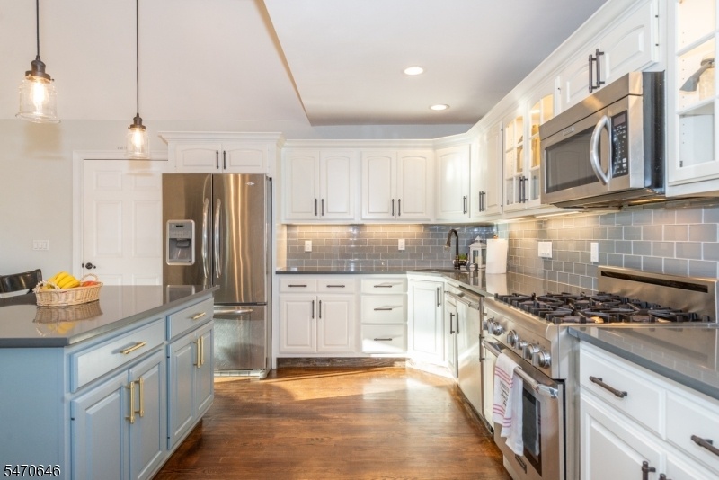 Eat-in Kitchen