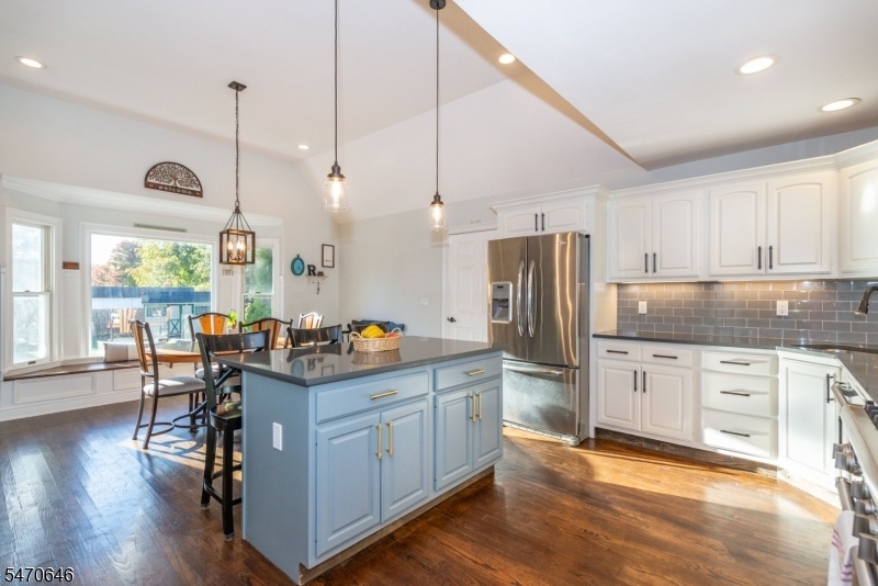 Eat-in Kitchen