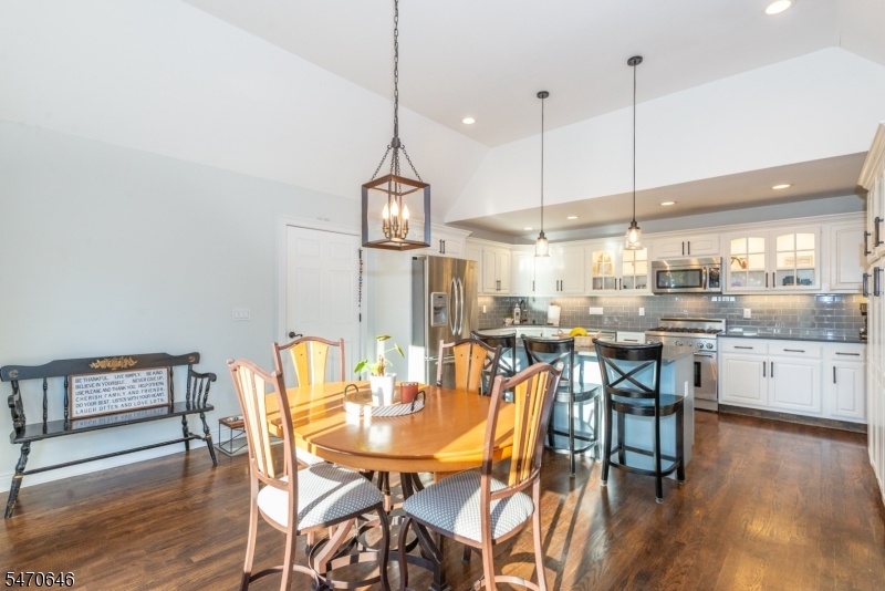 Eat-in Kitchen