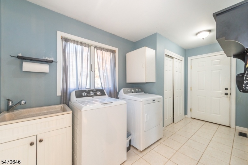 Laundry/Mud Room to Garage