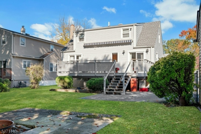 Rear Dormer! Large level lot