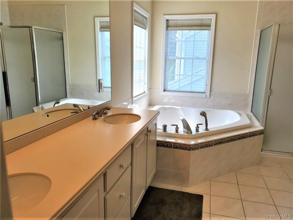 PRIMARY BATRHOOM w/DOUBLE SINKS/SOAKING TUB
