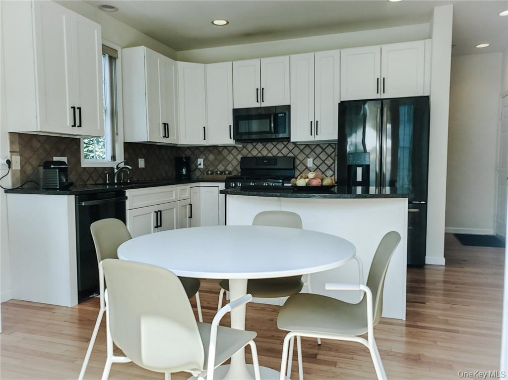 EAT IN KITCHEN