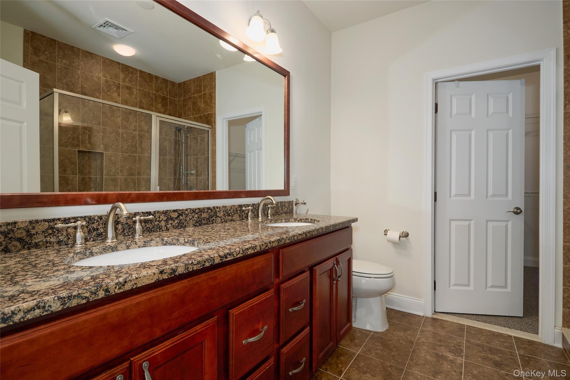 Dual sinks, granite countertops