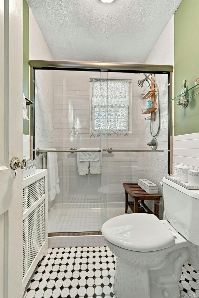 Main level full bath