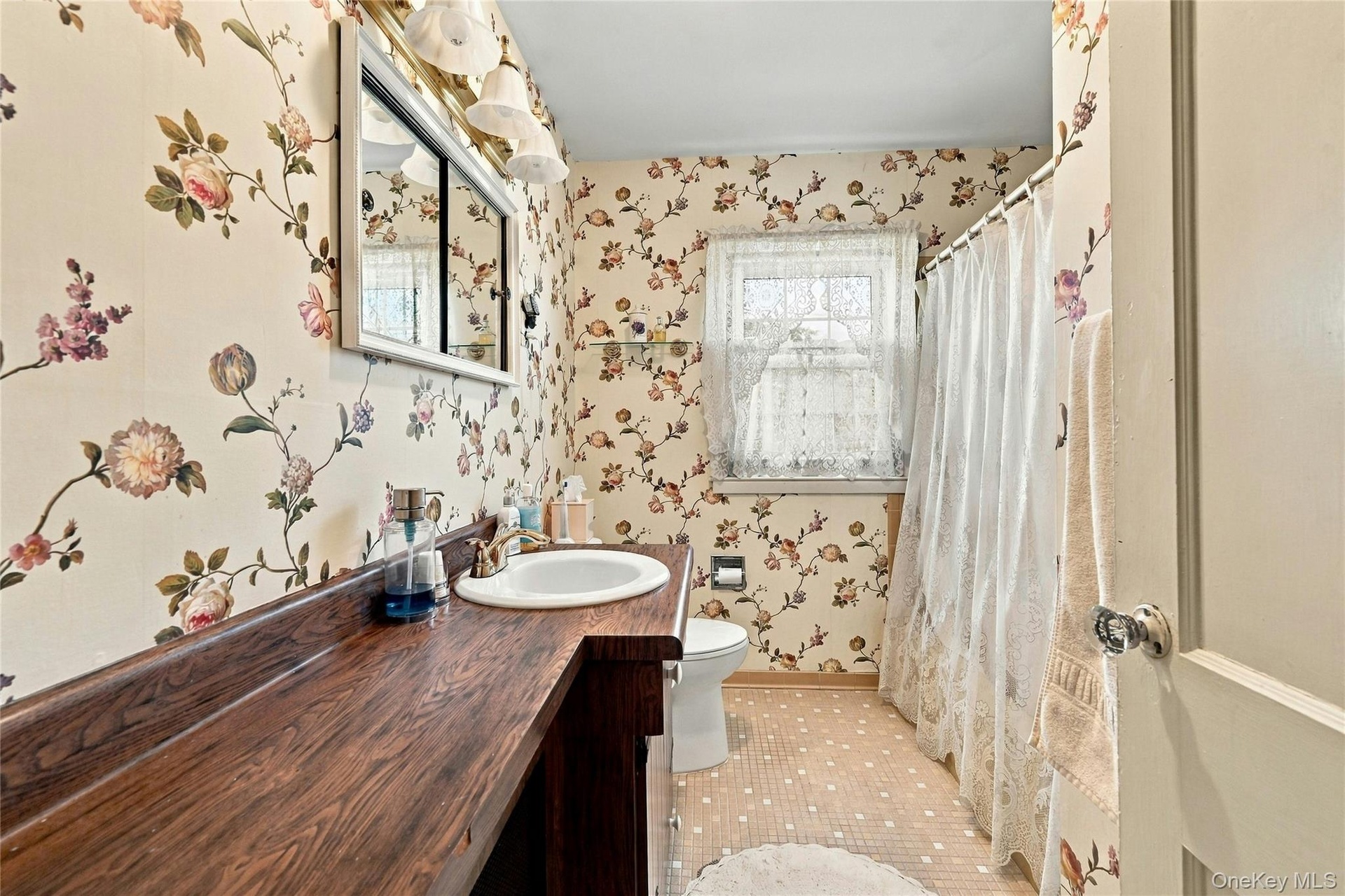 2nd floor hall bath