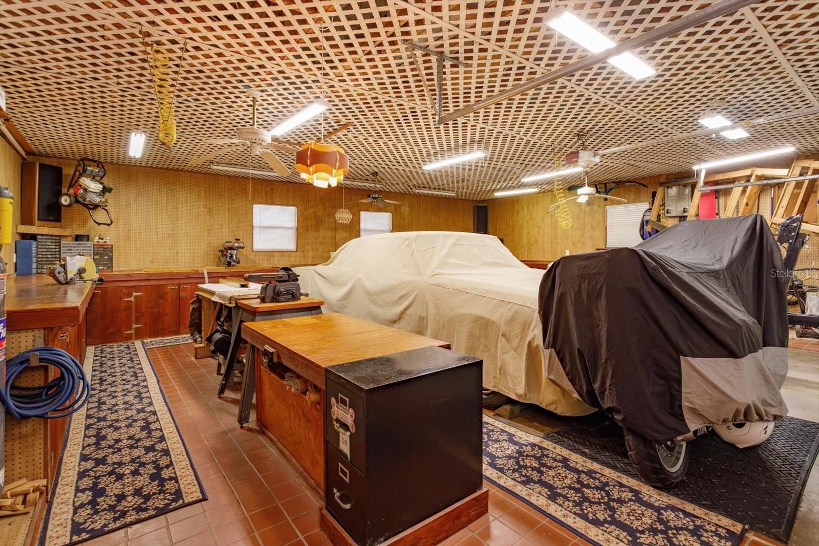Detached Workshop/Garage
